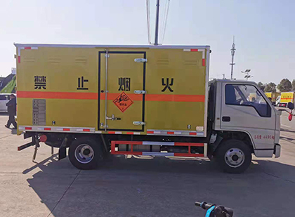 乌兰爆破器材运输车工人安全操作规范与智能技术保障